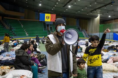 En el palacio de deportes de la capital moldava hacen noche cada día una media de 500 personas. Cada rato, un voluntario anuncia por megáfono los siguientes transportes disponibles para que los refugiados abandonen el país con destino a Rumania.