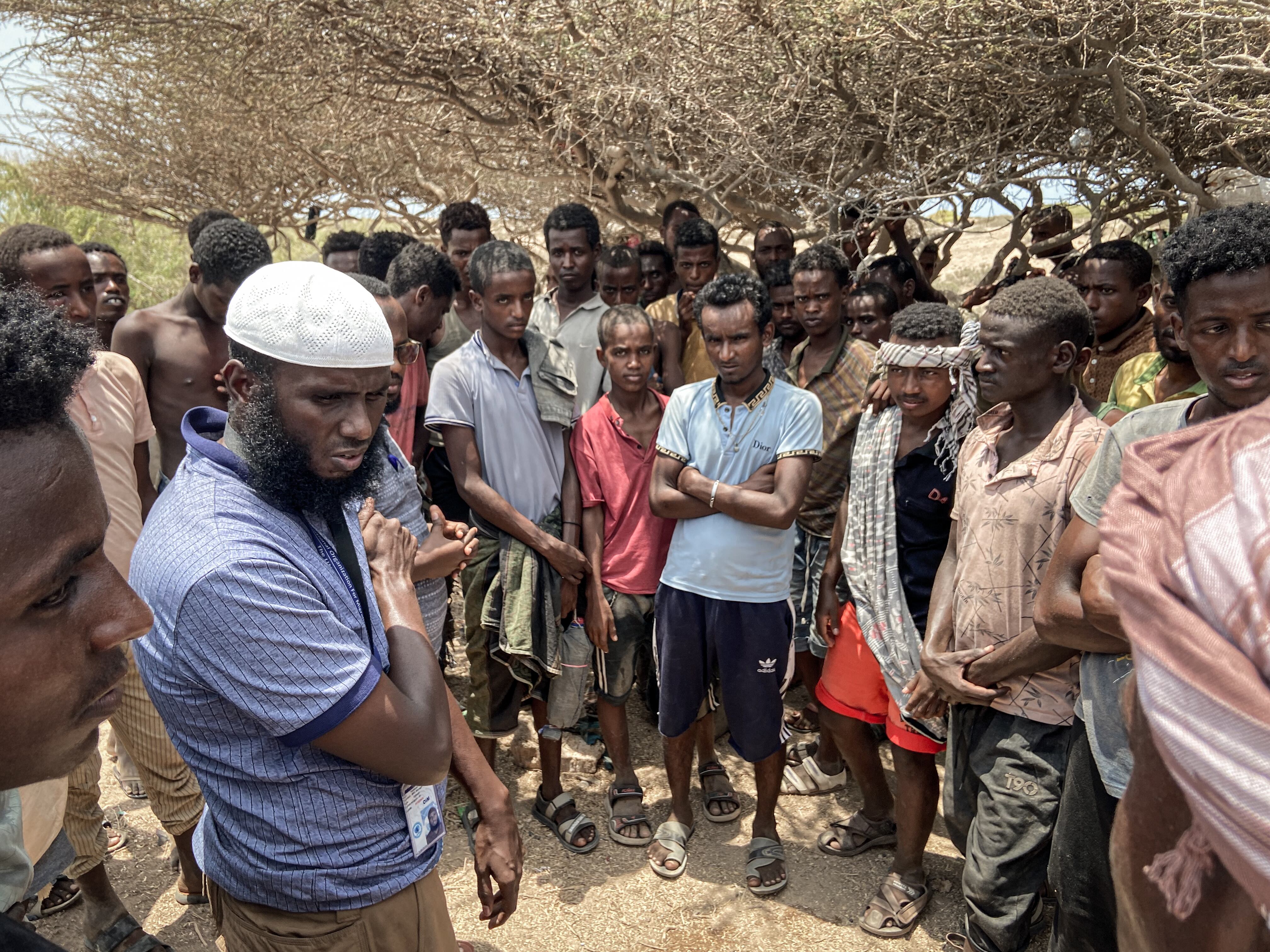 El doctor Yussuf Mussa (camisa azul, izquierda) con un grupo de migrantes de Etiopía, en Yibuti el 20 de junio.