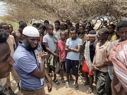 El doctor Yussuf Mussa (camisa azul, izquierda) con un grupo de migrantes de Etiopía, en Yibuti el 20 de junio.