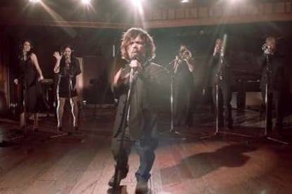 Peter Dinklage recordando su época de músico. Es un vídeo paródico sobre 'Juego de tronos' ideado por Coldplay.