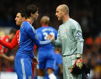 Fernando Torres ha saltado hoy por primera vez al césped de Stamford Bridge, el estadio del Chelsea, tras su fichaje por el equipo londinense por 58 millones de euros. Al inicio del encuentro, Torres ha saludo a sus antiguos compañeros del Liverpool. En la imagen, da la mano al portero de los reds, el español Reina.