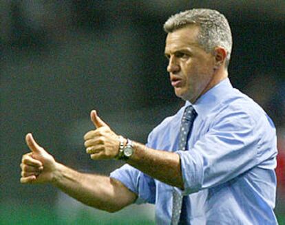 Javier Aguirre, el técnico mexicano, aplaude; Giovanni Trappatoni, el italiano (al fondo), no quiere ni verlo.