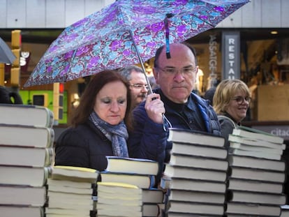 Una parella mira llibres el Sant Jordi del 2019 a Barcelona.