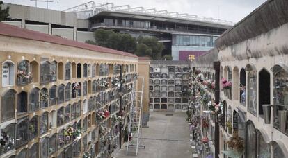 O cemitério de Les Corts, em Barcelona. Ao fundo, o Camp Nou.