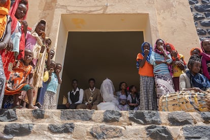 Dos jóvenes se casan en la iglesia de Ebaro. Hoy, muchos matrimonios se practican de acuerdo a la fe católica, con una mezcla de los ritos kunama con los cristianos. A veces, los enlaces entre dos jóvenes deben ser arreglados. A través de su unión, dos aldeas quedan relacionadas, concluyendo así un acuerdo de paz y cooperación a través del nuevo parentesco.