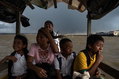 Varios niños son transportados a su comunidad desde Puerto Nariño, en la amazonia, en octubre de 2024.