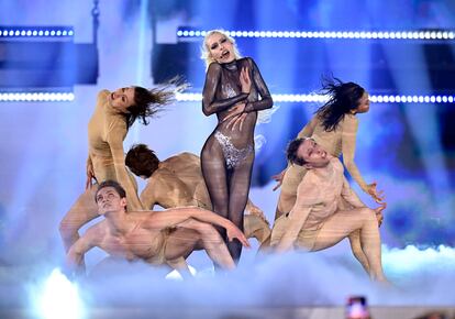 Raiven representando a Eslovenia con la canción Veronika sobre el escenario de Eurovisión en el Malmo Arena, en Malmo, Suecia.
