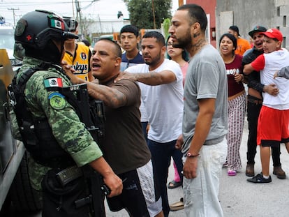 Pobladores de Nuevo Laredo se enfrentan a un grupo de militares tras la masacre del pasado 26 de febrero.