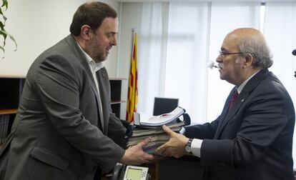 Oriol Junqueras recibe la cartera de Econom&iacute;a de la Generalitat de manos de Mas-Colell.