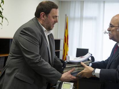Oriol Junqueras recibe la cartera de Econom&iacute;a de la Generalitat de manos de Mas-Colell.