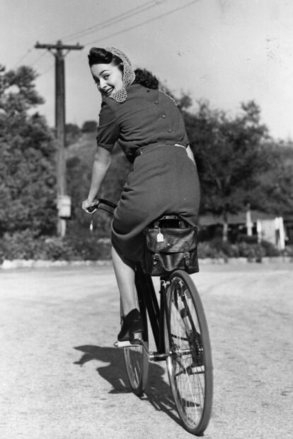 Ya en 1938 una jovencísima Olivia de Havilland de 22 años mostraba su destreza sobre el sillín.