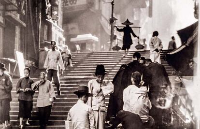 Las escaleras que llevan a la cumbre Victoria de un Hong Kong entonces británico estaban atestadas de gente el día en el que W. Robert Moore las retrató. La subida es tan empinada que parece que los edificios se monten unos encima de otros. Mientras que las principales avenidas de Hong Kong eran rectas y planas, los caminos secundarios eran tan escarpados que solo se podían recorrer a pie o con palanquín.