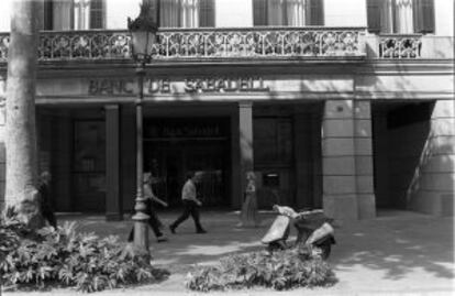 Fachada de una oficina del Banco Sabadell en 1996.