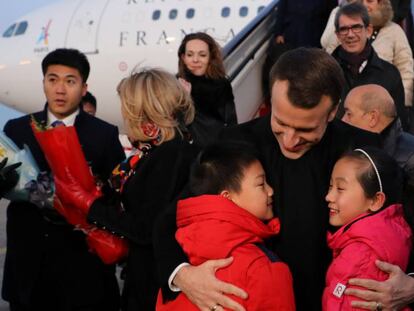 El presidente franc&eacute;s, Emmanuel Macron, aterriza en el aeropuerto de Pek&iacute;n