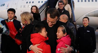 El presidente franc&eacute;s, Emmanuel Macron, aterriza en el aeropuerto de Pek&iacute;n