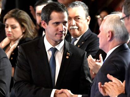 Juan Guaidó saluda al vicepresidente de EE UU, Mike Pence, este lunes en Bogotá. 