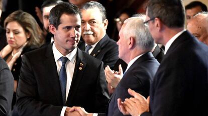 Juan Guaidó saluda al vicepresidente de EE UU, Mike Pence, este lunes en Bogotá.