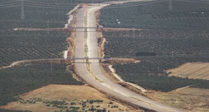 Vista a&eacute;rea actual del trazado de la SE-40 sin acabar con pasos elevados sin destino. 