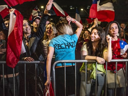 Chile celebra plebiscito nacional para una nueva Constitución mientras manifestantes protestan por el rechazo.