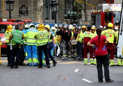 Miembros de los equipos de emergencia trasladan a uno de los heridos del derrumbe en las obras del hotel madrileño.