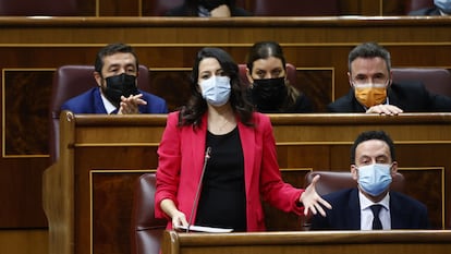 La presidenta de Ciudadanos, Inés Arrimadas, en el Congreso, con varios diputados de su grupo parlamentario, este miércoles.