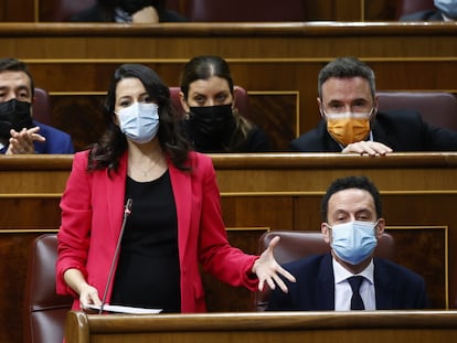 La presidenta de Ciudadanos, Inés Arrimadas, en el Congreso, con varios diputados de su grupo parlamentario, este miércoles.