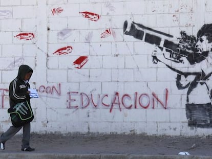 Un mural en Ciudad Ju&aacute;rez muestra a un ni&ntilde;o disparando un arma cargada con materiales escolares.