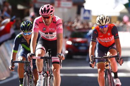 Dumoulin, Nairo, y Nibali cruzan juntos y retrasados la meta de Ortisei.