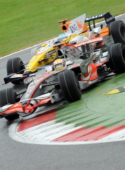 Lewis Hamilton adelanta a Fernando Alonso.