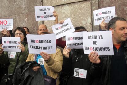 Trabajadores del metro de Bilbao portan pancartas durante la concentración de protesta de ayer en Bilbao.