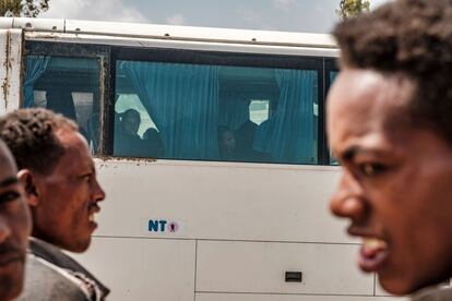 Un autobús transporta a familiares de víctimas del vuelo ET302, que se estrelló poco después de despegar del aeropuerto internacional de Bole junto a la localidad de Bishofu, en Etiopía. Las 157 personas que iban a bordo fallecieron en el accidente.