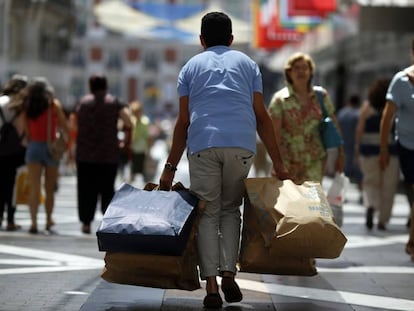 Un viandante con varias bolsas de tiendas en la calle de Preciados (Madrid). 