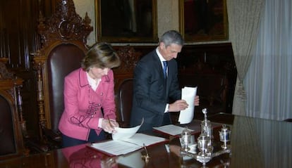 Irene Pardo y Juan Pedro Badiola suscriben el convenio de colaboración.