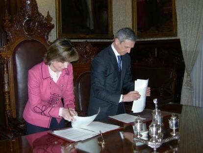 Irene Pardo y Juan Pedro Badiola suscriben el convenio de colaboración.