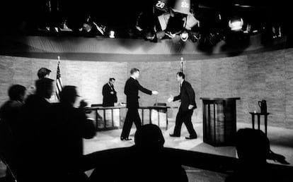 Un decidido Kennedy avanza hacia el atril de Nixon con la mano extendida. Un encogido Nixon apenas reacciona. Sus gestos delatan la muy diferente actuación que ambos políticos tuvieron durante el primer debate electoral televisado de la historia. Aún no había comenzado el debate en este momento, pero la imagen denota muy diferentes actitudes: Nixon parecía cansado y se negó a maquillarse, lo que provocó que apareciera en televisión su rostro perlado por el sudor. El debate se emitió por radio y televisión. Nixon ganó entre los oyentes, pero 80 millones de espectadores inclinaron la balanza en favor de Kennedy.