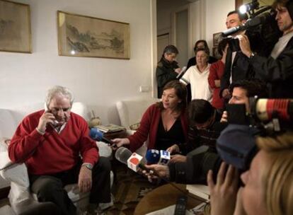 Juan Marsé, premio Cervantes 2008, atiende a la prensa ayer en su casa de Barcelona.