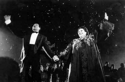 Freddie Mercury y Montserrat Caballé cantan 'Barcelona' ante los Reyes Juan Carlos y Sofía, el 9 octubre de 1988 en Montjuïc, durante la inauguración de la Olimpiada Cultural, que coincidió con la llegada de la bandera olímpica a la ciudad.