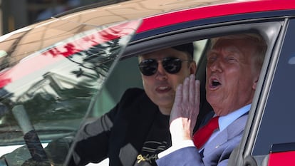 El presidente de Estados Unidos, Donald Trump (derecha), y el CEO de Tesla, Elon Musk, frente a la Casa Blanca en marzo de 2025.