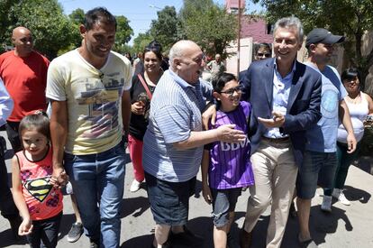 El presidente Mauricio Macri visita un club de barrio en Las Heras, Mendoza, el 7 de diciembre pasado.