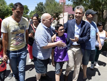 El presidente Mauricio Macri visita un club de barrio en Las Heras, Mendoza, el 7 de diciembre pasado.