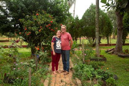 Lidia Mariana Fischer y Hugo Haudenschild están casados y tienen ocho hijos. Ella es descendiente de los colonos germanos originales. Posan en el jardín de su casa en las afuera de Nueva Germania.