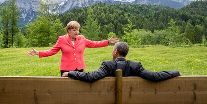 La canciller alemana Angela Merkel conversa con Barack Obama en 2015.