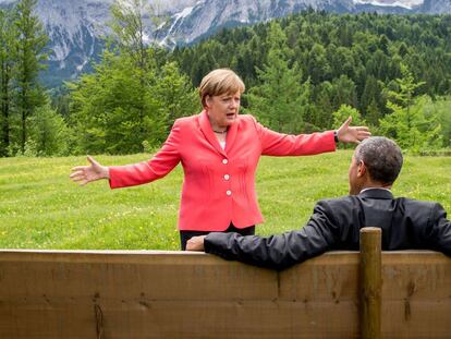 La canciller alemana Angela Merkel conversa con Barack Obama en 2015.