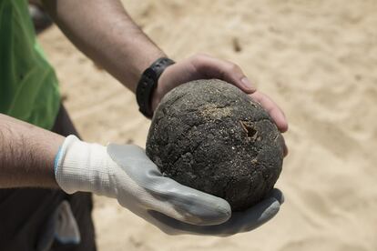 Una gran bola de alquitrán llegada a través del mar a la costa de la isla de La Graciosa, Parque Natural del archipiélago de Chinijos.