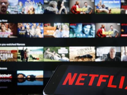 Netflix usa a menudo en su plataforma las mismas tácticas para atrapar a sus usuarios que las grandes redes sociales.