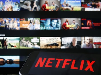 Netflix usa a menudo en su plataforma las mismas tácticas para atrapar a sus usuarios que las grandes redes sociales.