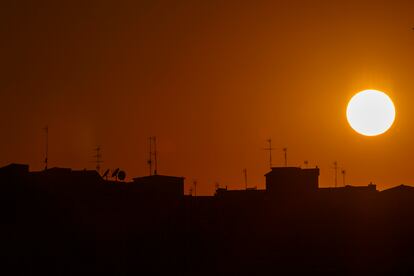 Atardecer este martes en Zaragoza, donde se registraron 30,3 grados de máxima.