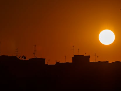 Atardecer este martes en Zaragoza, donde se registraron 30,3 grados de máxima.