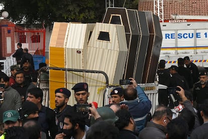 Un vehículo transporta ataúdes para las víctimas mortales del ataque en una mezquita de Peshawar, este lunes.