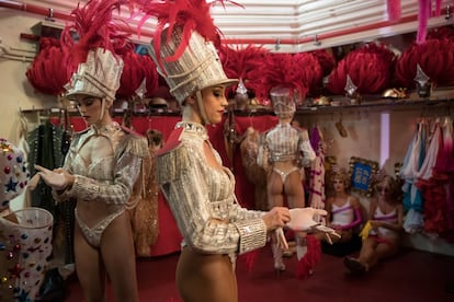 Jessey e Romane nos bastidores do Moulin Rouge em Paris, em 3 de julho de 2018.